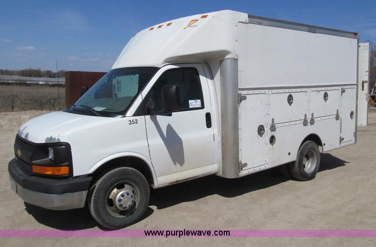 image for item E4697 2004 Chevrolet Express G3500 van