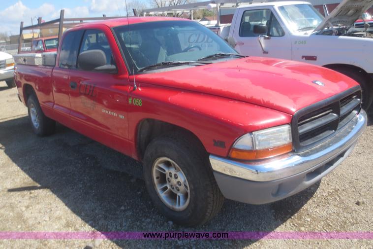 image for item F6857 1997 Dodge Dakota SLT pickup truck
