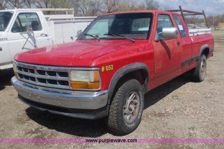 image for item F6858 1993 Dodge Dakota Club Cab pickup truck