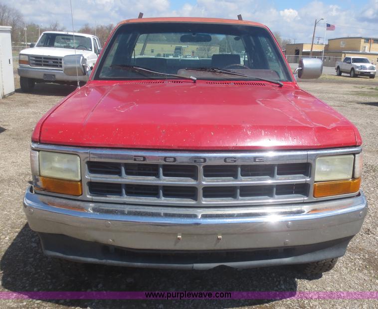 image for item F6858 1993 Dodge Dakota Club Cab pickup truck