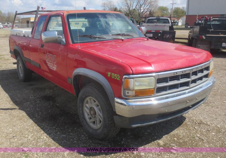 image for item F6858 1993 Dodge Dakota Club Cab pickup truck