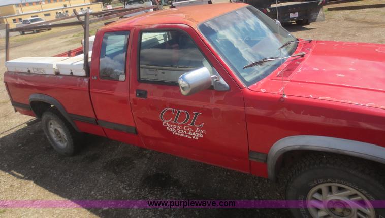 image for item F6858 1993 Dodge Dakota Club Cab pickup truck