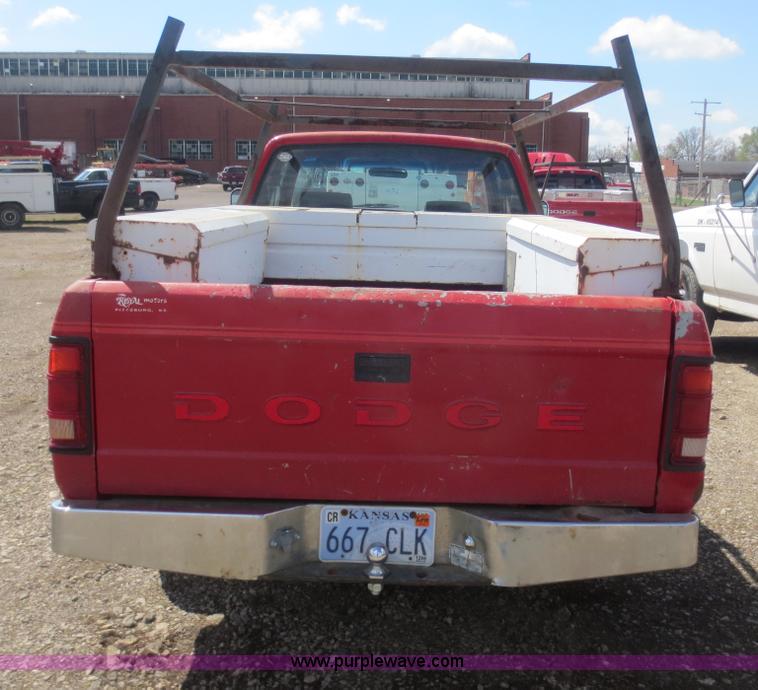 image for item F6858 1993 Dodge Dakota Club Cab pickup truck
