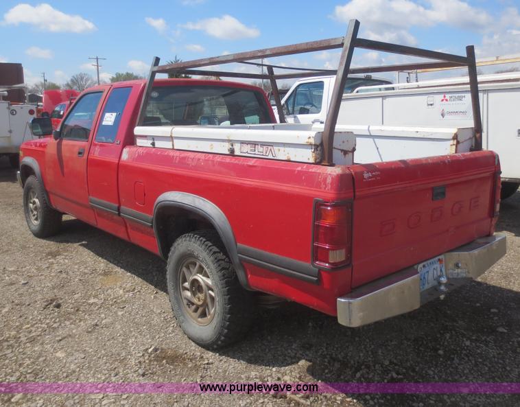 image for item F6858 1993 Dodge Dakota Club Cab pickup truck