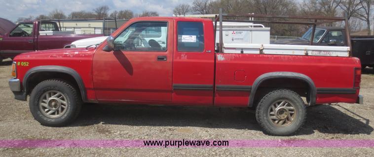 image for item F6858 1993 Dodge Dakota Club Cab pickup truck