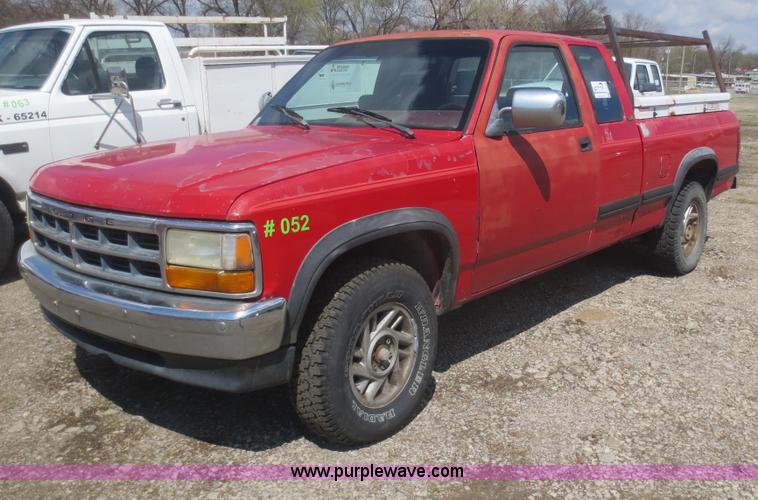 image for item F6858 1993 Dodge Dakota Club Cab pickup truck