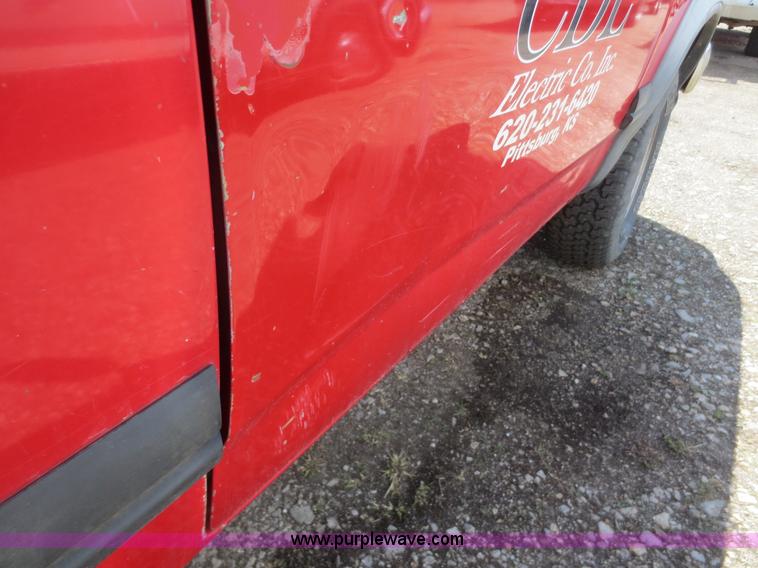 image for item F6858 1993 Dodge Dakota Club Cab pickup truck