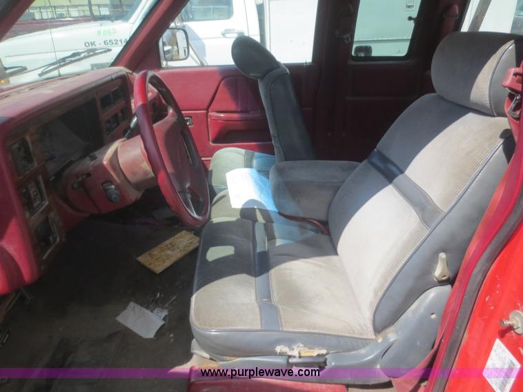 image for item F6858 1993 Dodge Dakota Club Cab pickup truck