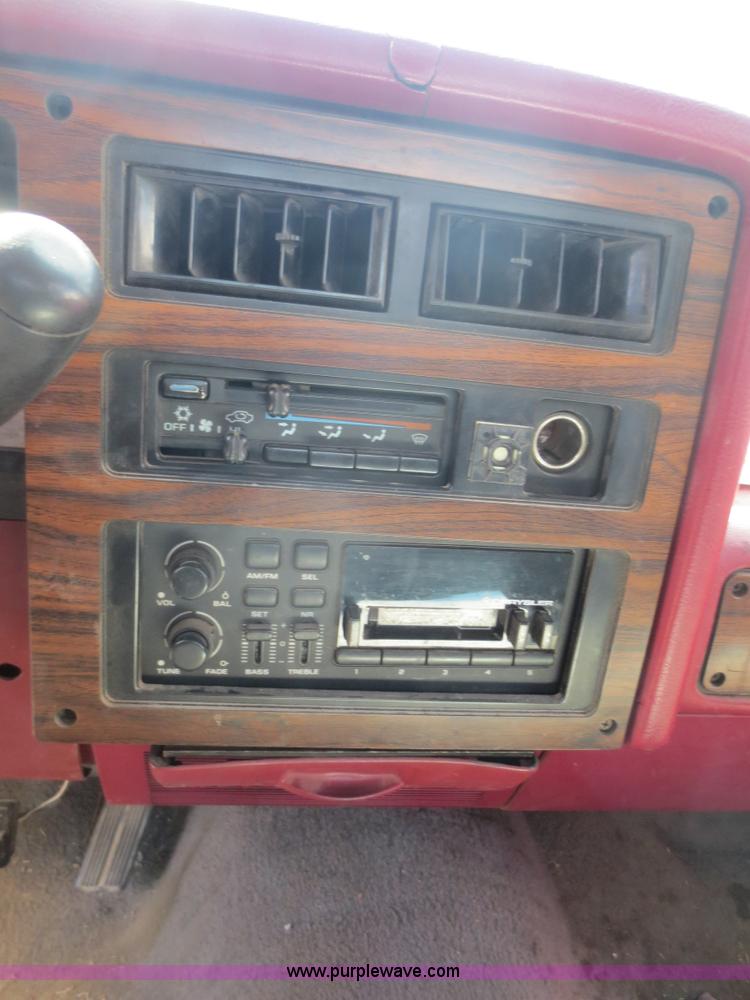 image for item F6858 1993 Dodge Dakota Club Cab pickup truck