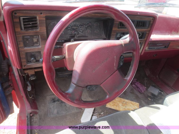 image for item F6858 1993 Dodge Dakota Club Cab pickup truck