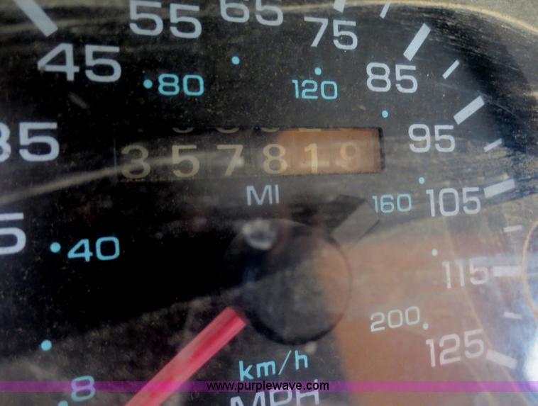 image for item F6858 1993 Dodge Dakota Club Cab pickup truck