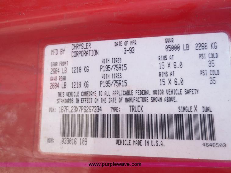 image for item F6858 1993 Dodge Dakota Club Cab pickup truck