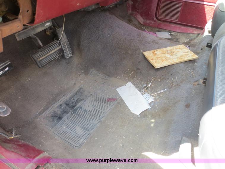 image for item F6858 1993 Dodge Dakota Club Cab pickup truck