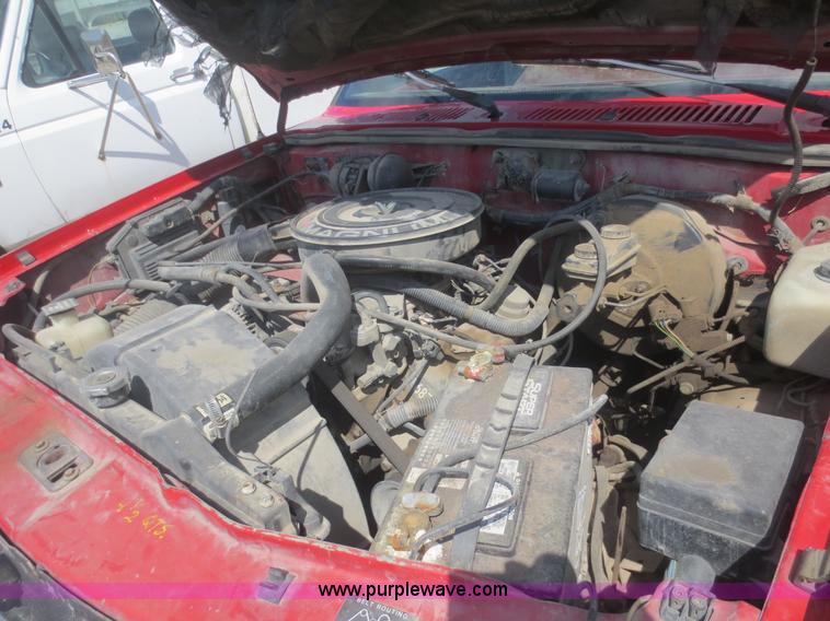 image for item F6858 1993 Dodge Dakota Club Cab pickup truck