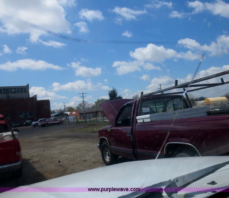 image for item F6859 1992 Ford F250 pickup truck