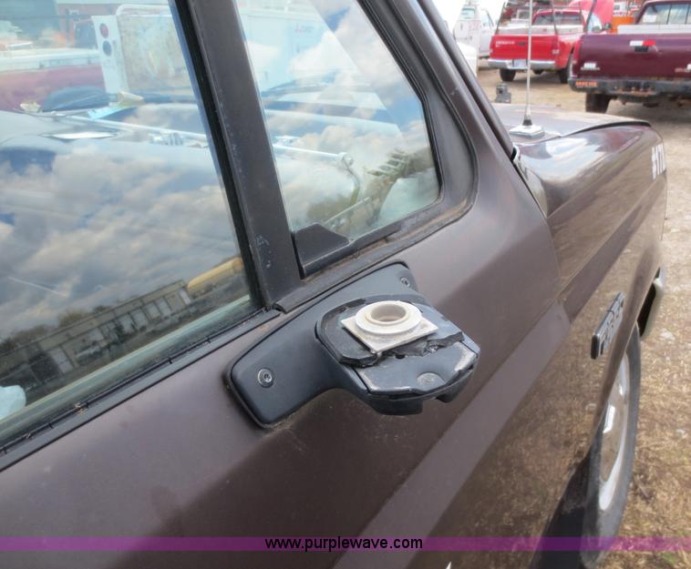 image for item F6860 1993 Ford F250 XL Utility bed truck