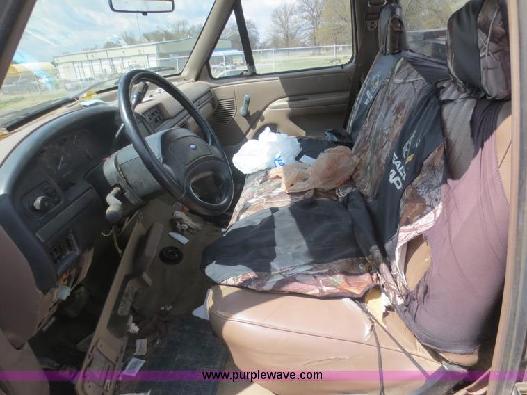 image for item F6860 1993 Ford F250 XL Utility bed truck