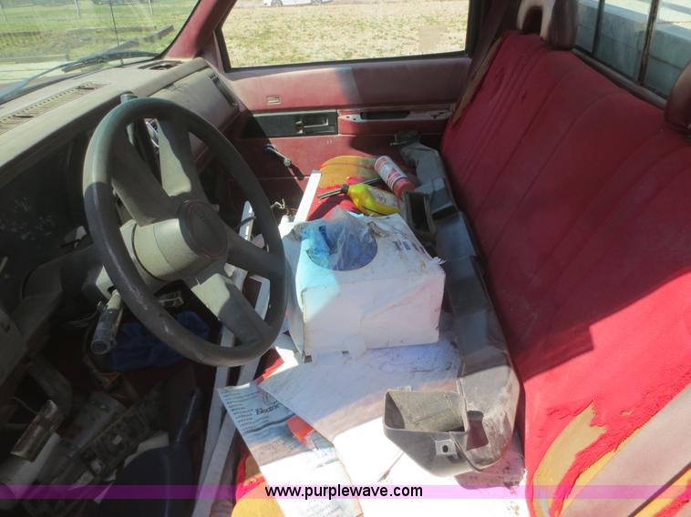 image for item F6862 1993 GMC 1500 SL pickup truck