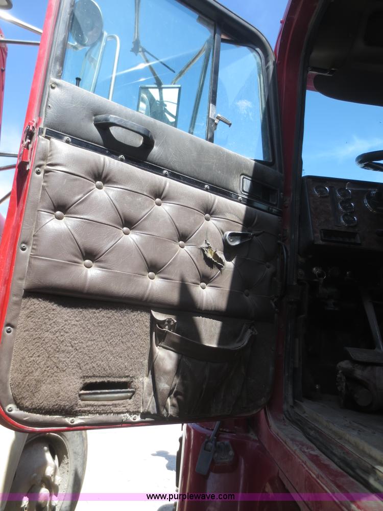 image for item F6880 1998 International 9200 dump truck