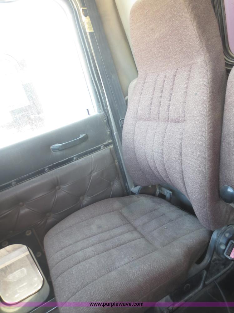 image for item F6880 1998 International 9200 dump truck