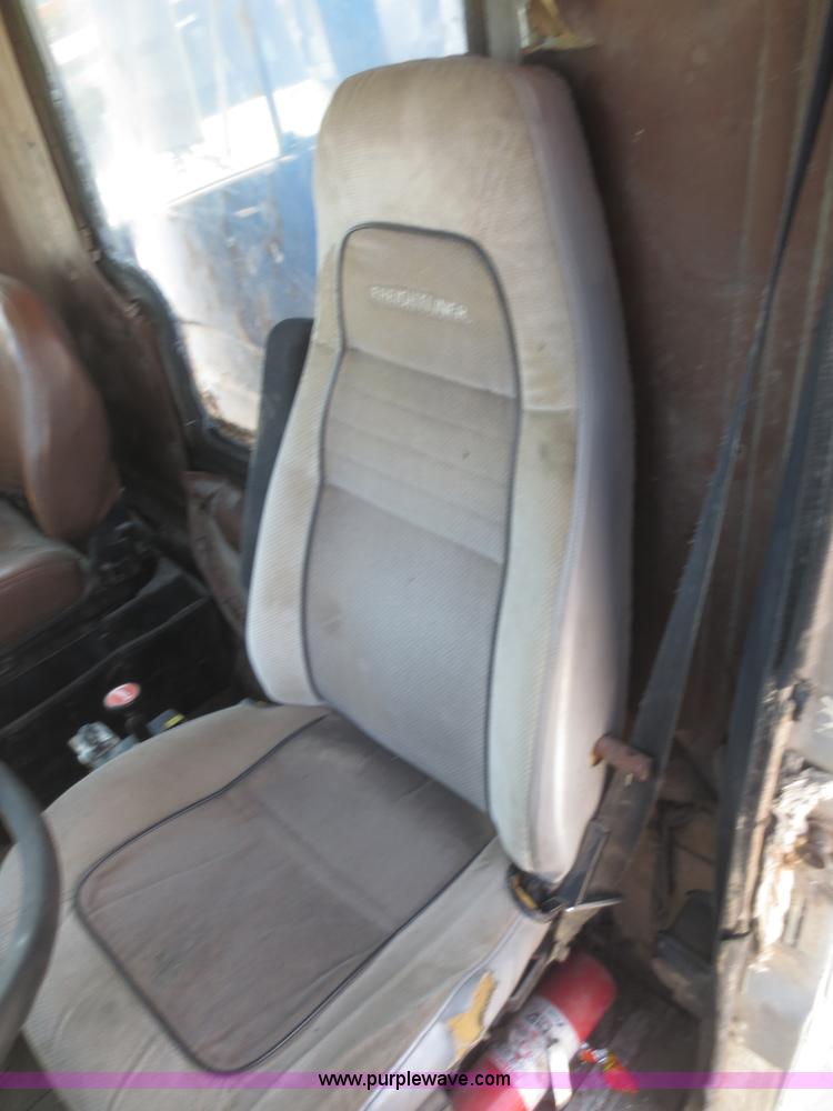 image for item F6886 1989 Freightliner FLC-64T dump truck