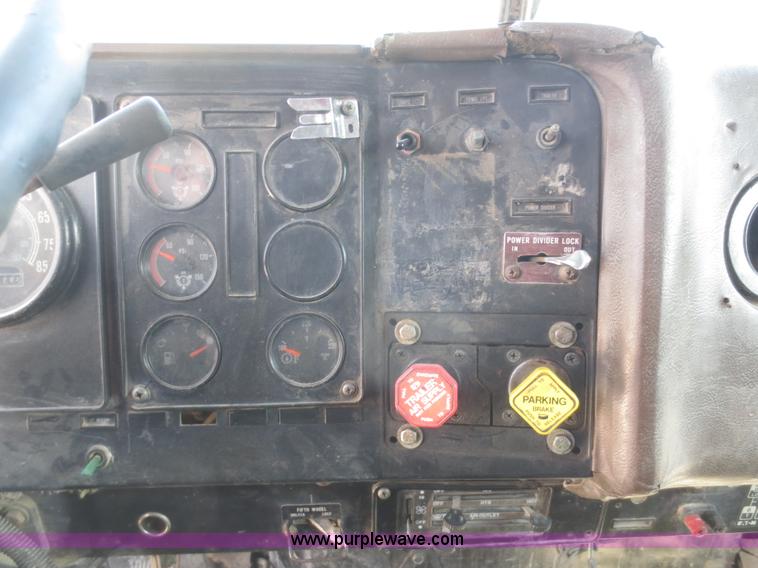 image for item F6886 1989 Freightliner FLC-64T dump truck