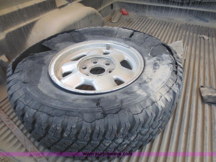 image for item F6889 2000 GMC Sierra 1500 Z-71 pickup truck