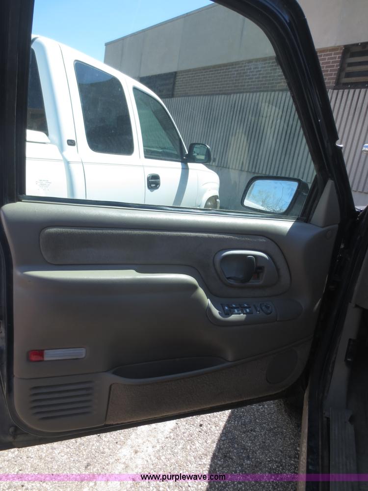 image for item F6890 1999 Chevrolet Tahoe Z-71 SUV