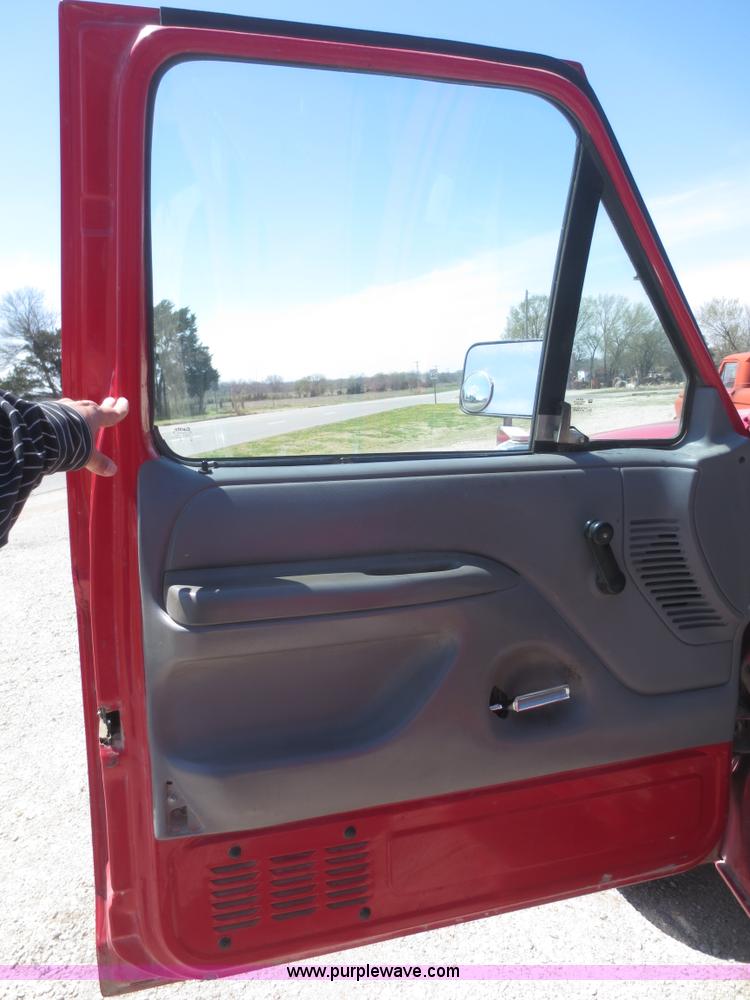 image for item F6897 1994 Ford F250 HD XL utility truck