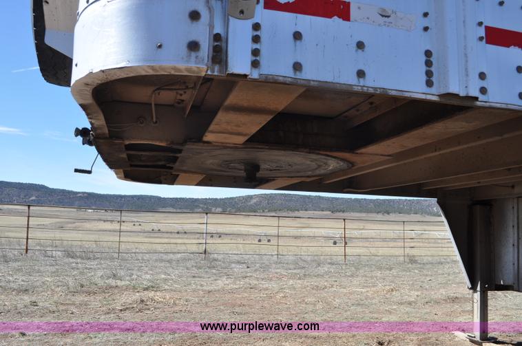 image for item G6450 1993 Wilson PSDCL-302 cattle pot trailer