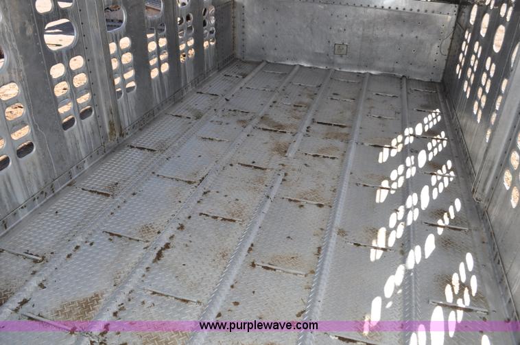 image for item G6450 1993 Wilson PSDCL-302 cattle pot trailer