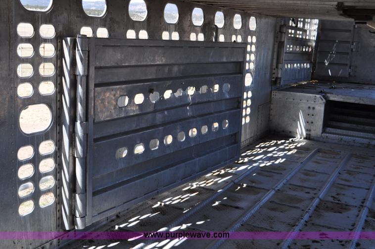 image for item G6450 1993 Wilson PSDCL-302 cattle pot trailer