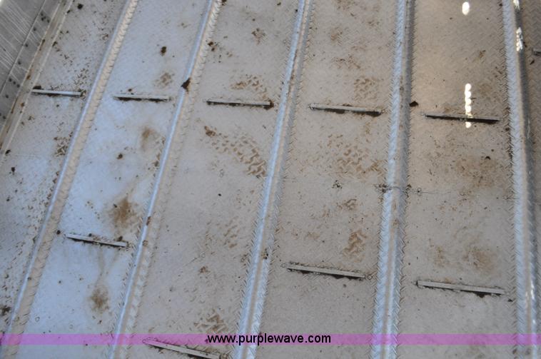 image for item G6450 1993 Wilson PSDCL-302 cattle pot trailer