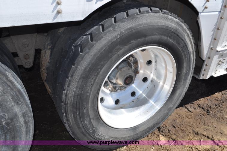 image for item G6450 1993 Wilson PSDCL-302 cattle pot trailer