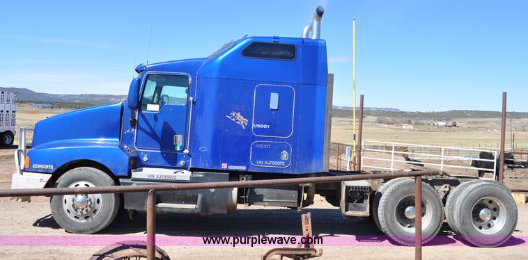 image for item G6451 1999 Kenworth T600 semi truck