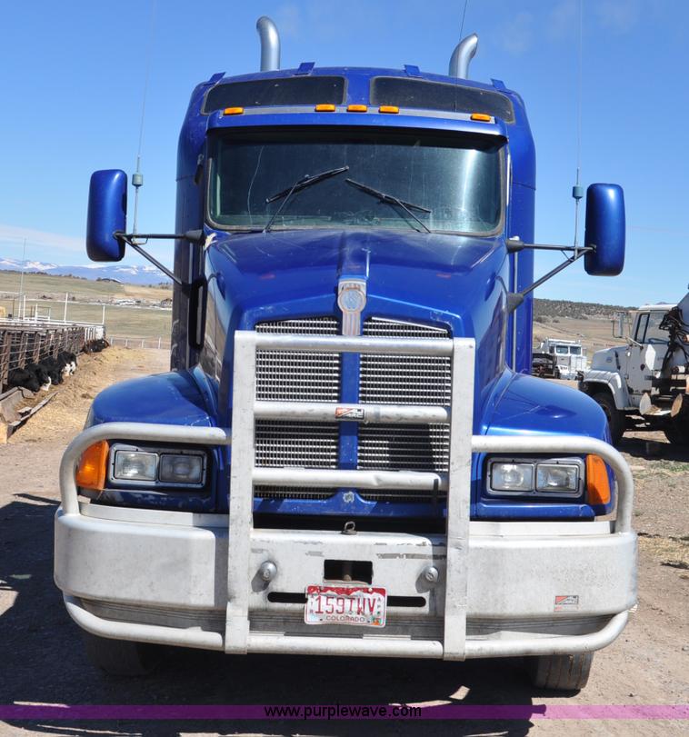 image for item G6451 1999 Kenworth T600 semi truck