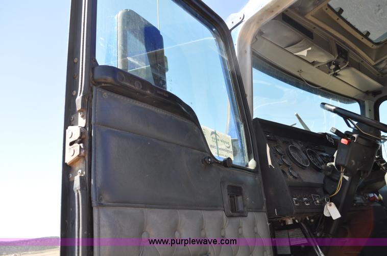 image for item G6451 1999 Kenworth T600 semi truck