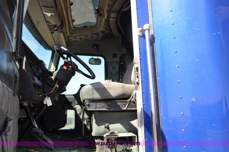 image for item G6451 1999 Kenworth T600 semi truck