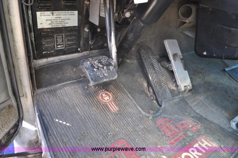 image for item G6451 1999 Kenworth T600 semi truck