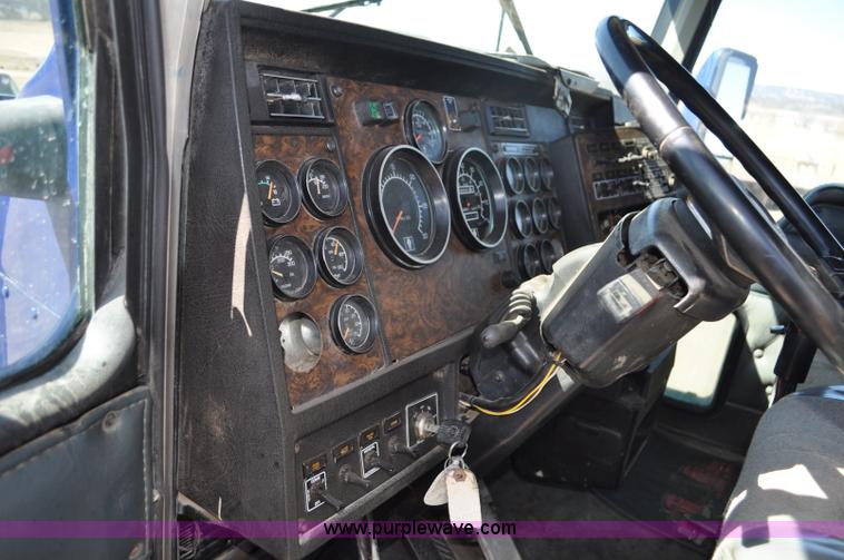 image for item G6451 1999 Kenworth T600 semi truck