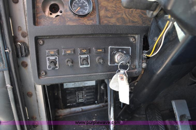 image for item G6451 1999 Kenworth T600 semi truck