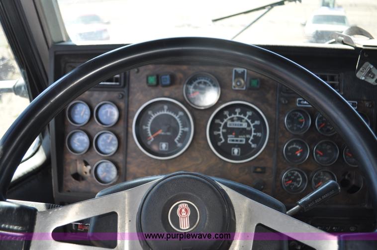 image for item G6451 1999 Kenworth T600 semi truck