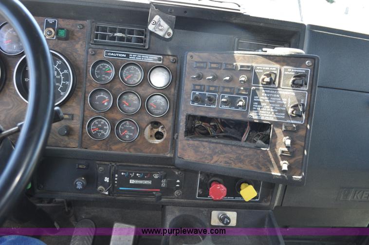 image for item G6451 1999 Kenworth T600 semi truck