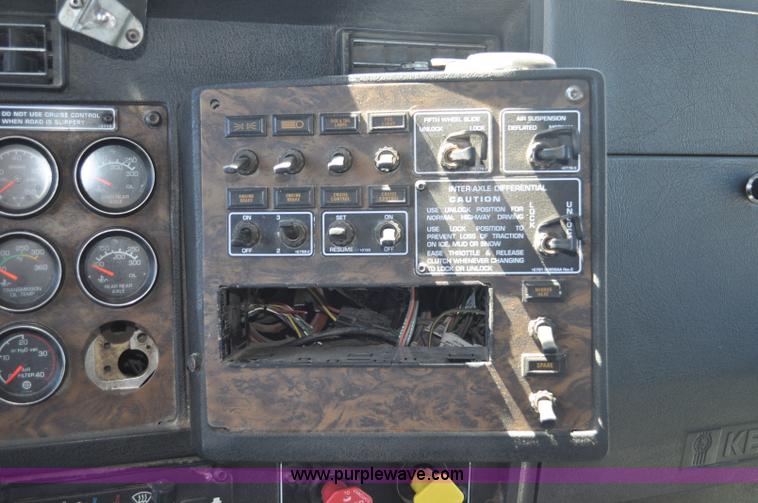 image for item G6451 1999 Kenworth T600 semi truck