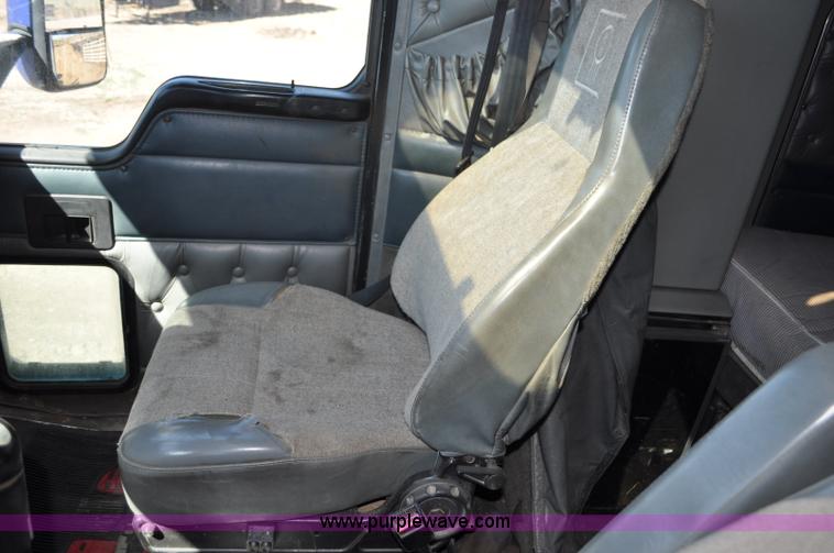 image for item G6451 1999 Kenworth T600 semi truck