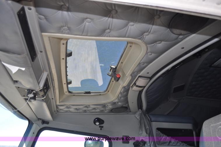 image for item G6451 1999 Kenworth T600 semi truck