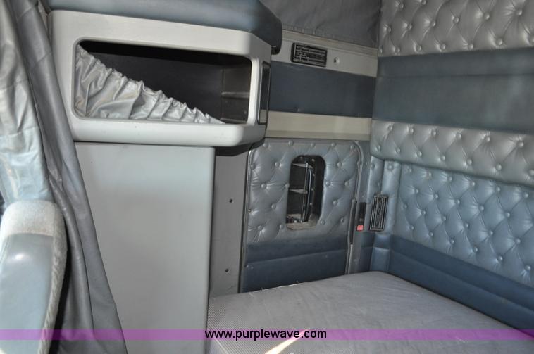 image for item G6451 1999 Kenworth T600 semi truck