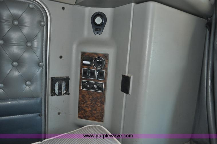 image for item G6451 1999 Kenworth T600 semi truck