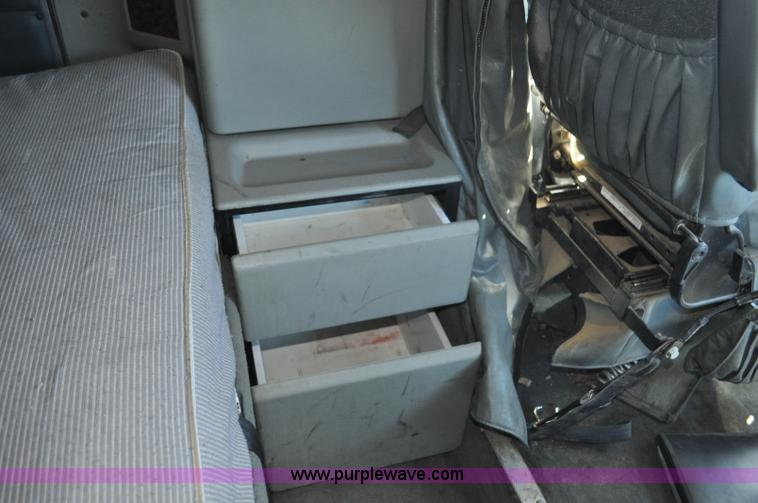 image for item G6451 1999 Kenworth T600 semi truck