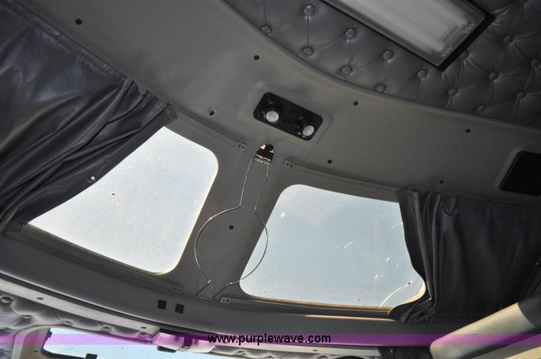 image for item G6451 1999 Kenworth T600 semi truck